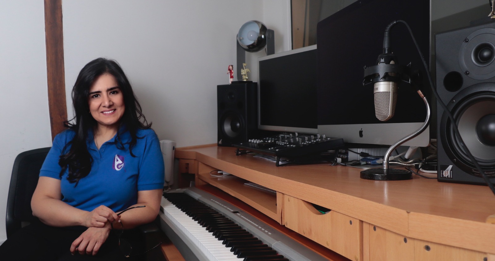 Adriana Granobles en su estudio de música