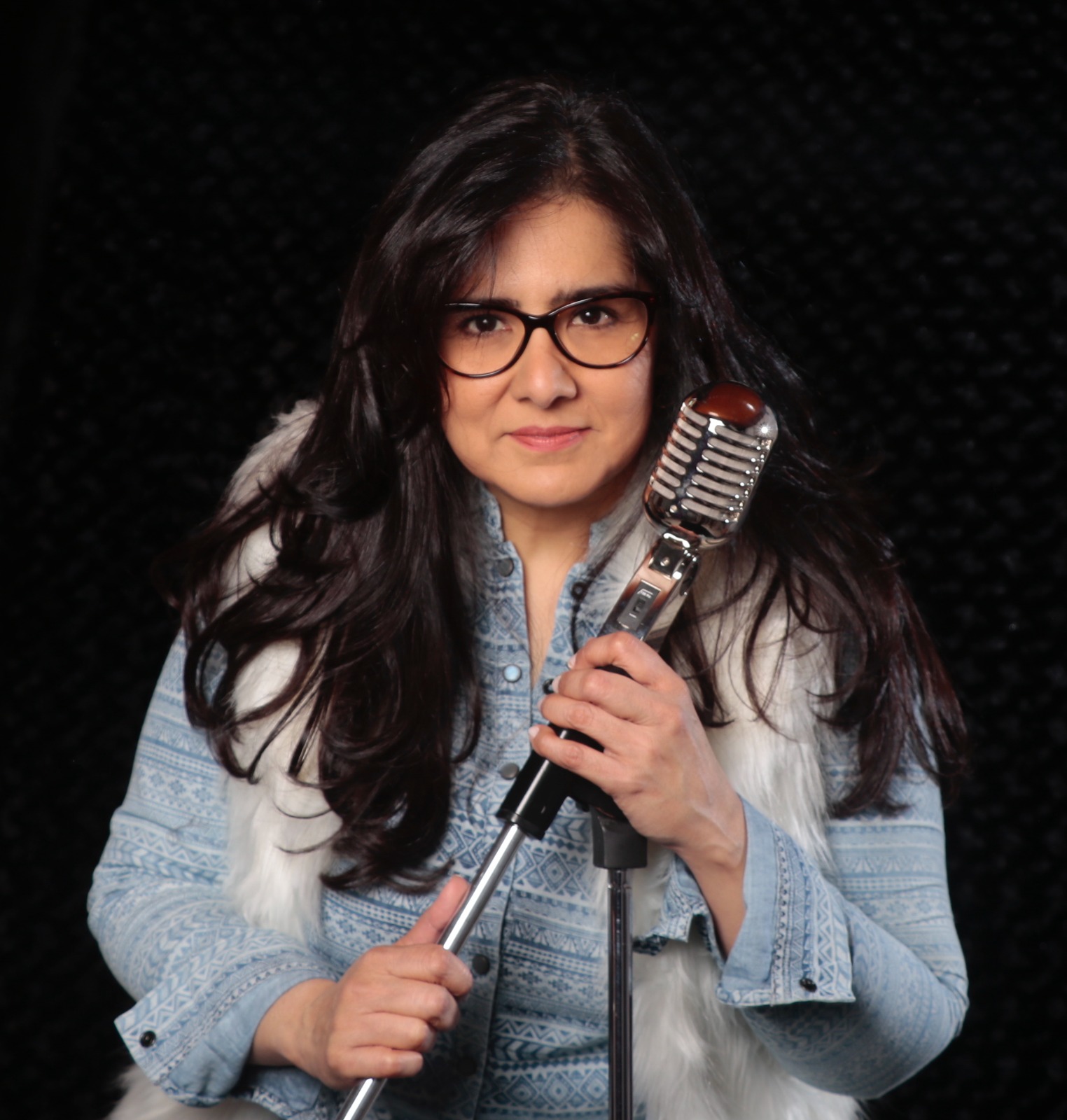 Adriana Granobles con micrófono en estudio
