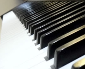 Teclado de piano como referencia para clases de música online