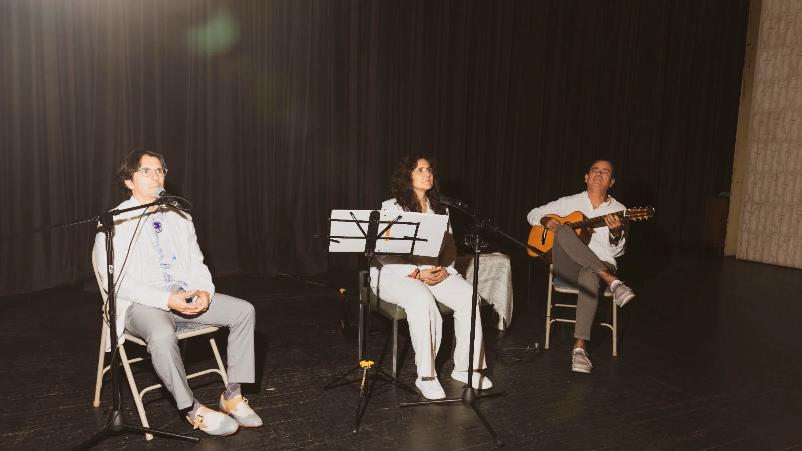 César Forero, Adriana Granobles y Gabriel Cifuentes durante una presentación de La Voz que Sana en Canadá